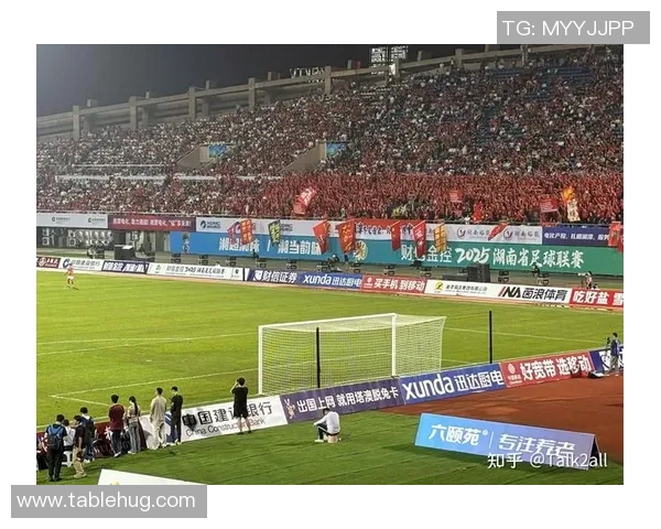 足球明星阵容对抗赛精彩纷呈球迷热情高涨尽享足球盛宴